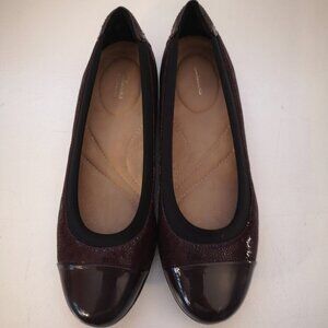 Clarks Artisan Ladies Burgundy Size 5.5 Memory Foam Footbed Flats